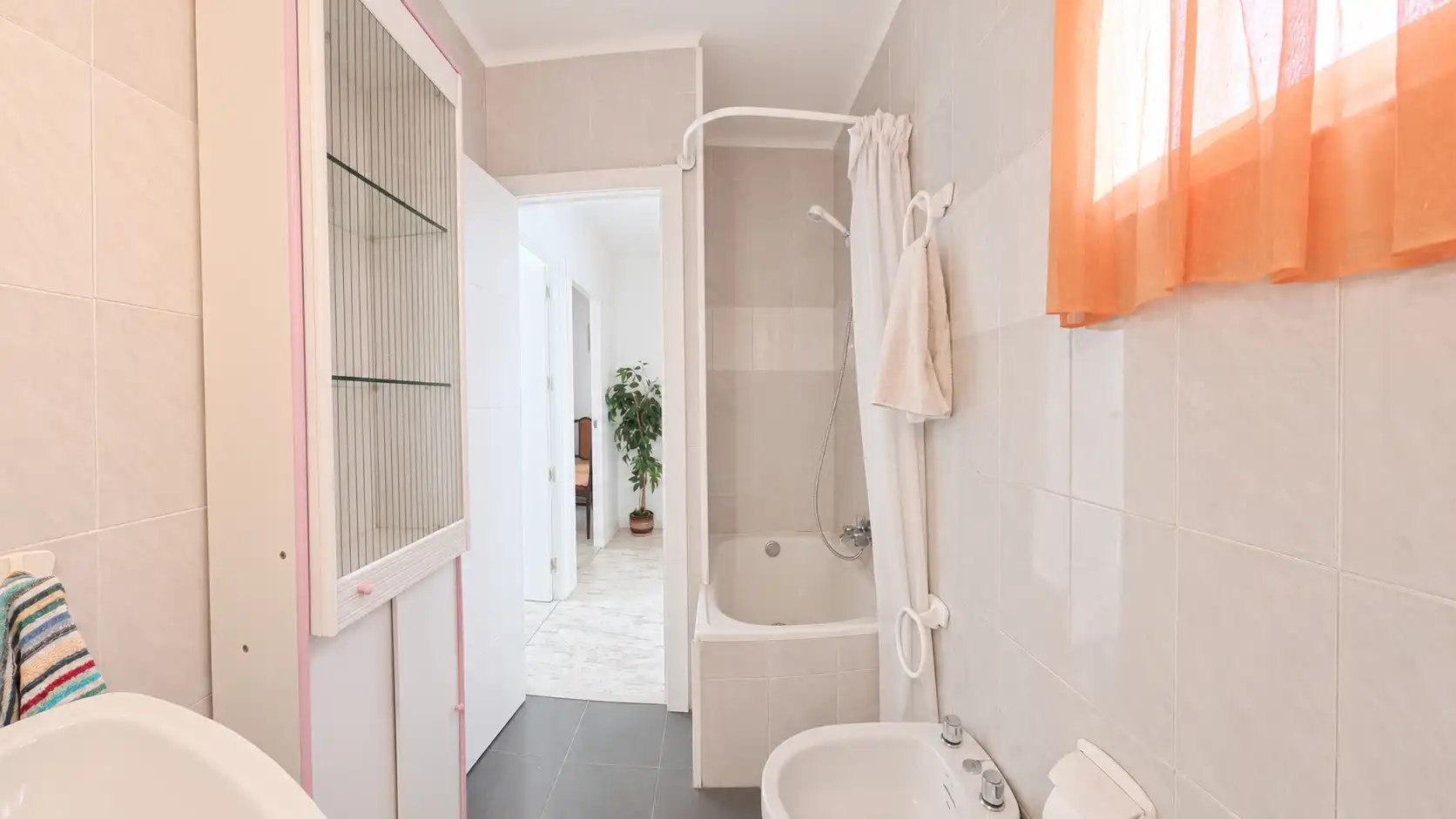 Badezimmer von Dachboden zum Verkauf in Cunit mit Parkett, Terrasse und Balkon