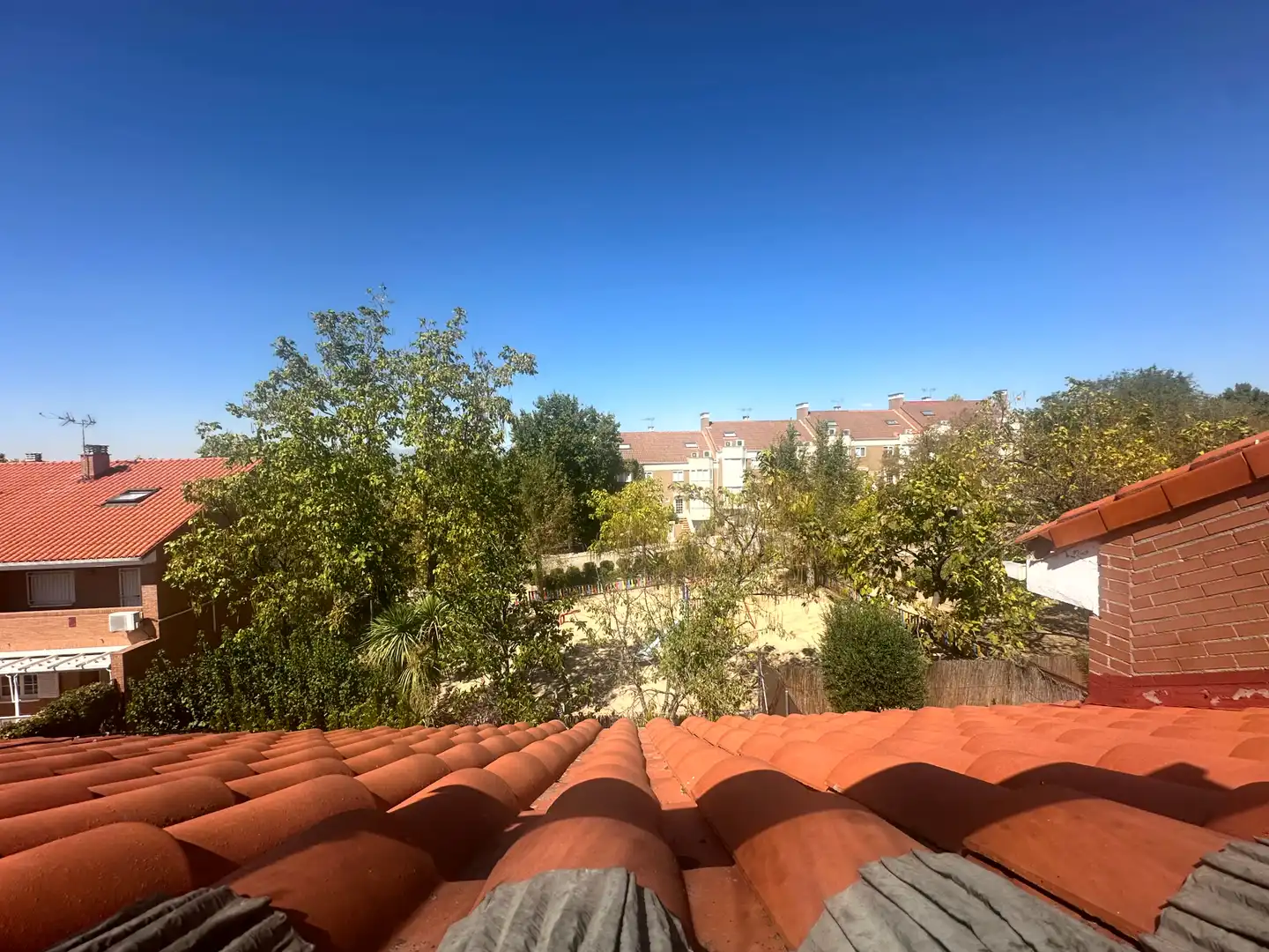 Terrasse von Einfamilien-Reihenhaus zum Verkauf in Algete mit Klimaanlage, Heizung und Privatgarten
