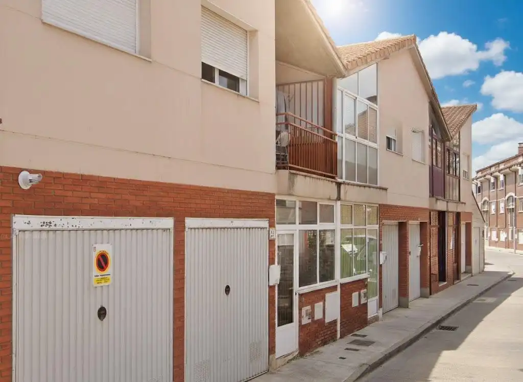Vista exterior de Casa adosada en venta en Santovenia de Pisuerga con Terraza y Balcón