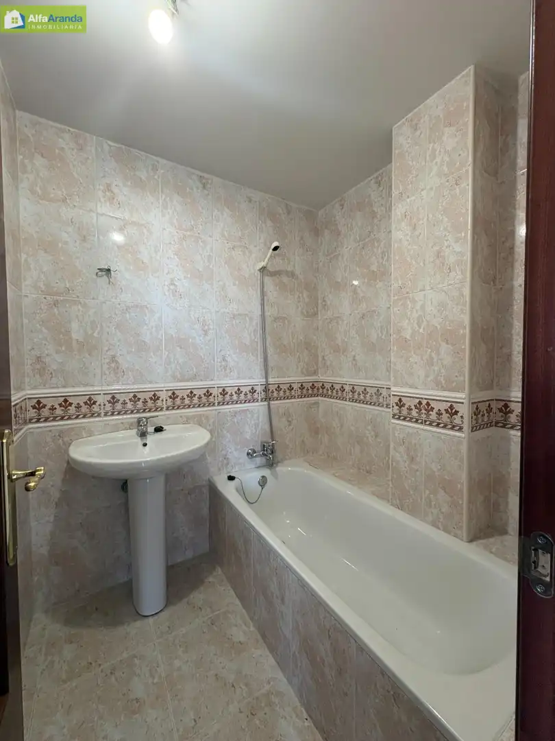 Bathroom of Flat for sale in Aranda de Duero  with Heating, Parquet flooring and Terrace