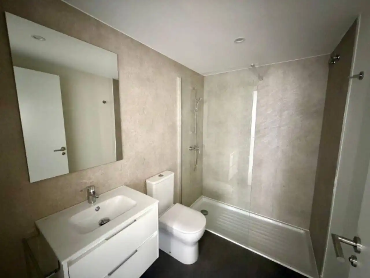 Bathroom of Flat for rent in Terrassa  with Air Conditioner, Heating and Parquet flooring