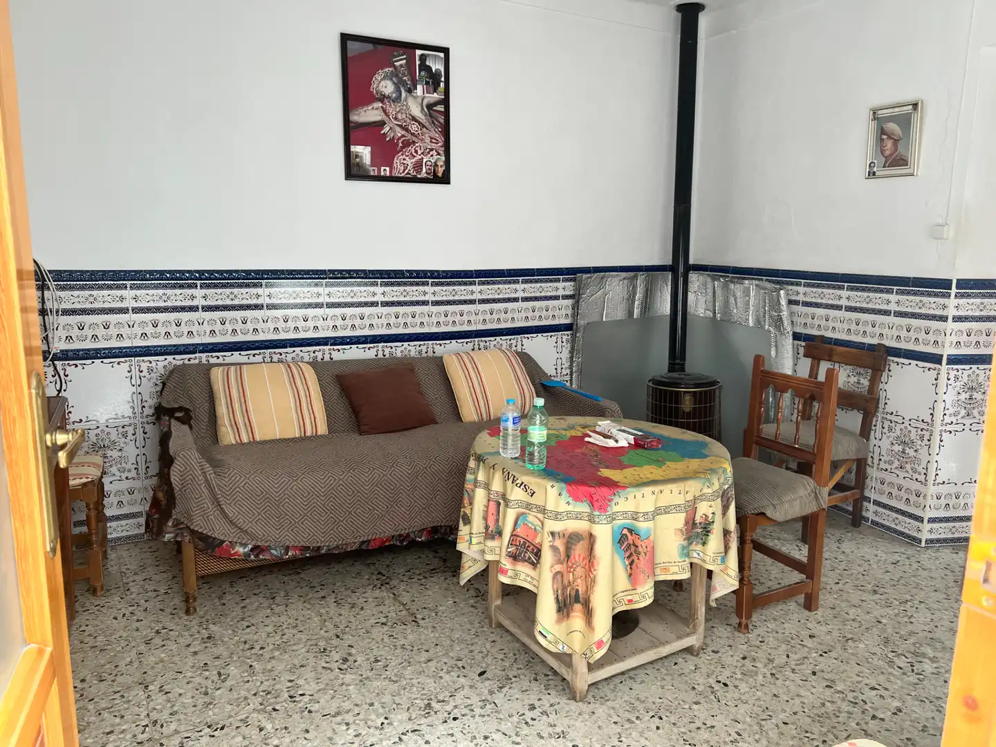 Sala d'estar de Casa o xalet en venda en Villafranca de los Caballeros amb Moblat