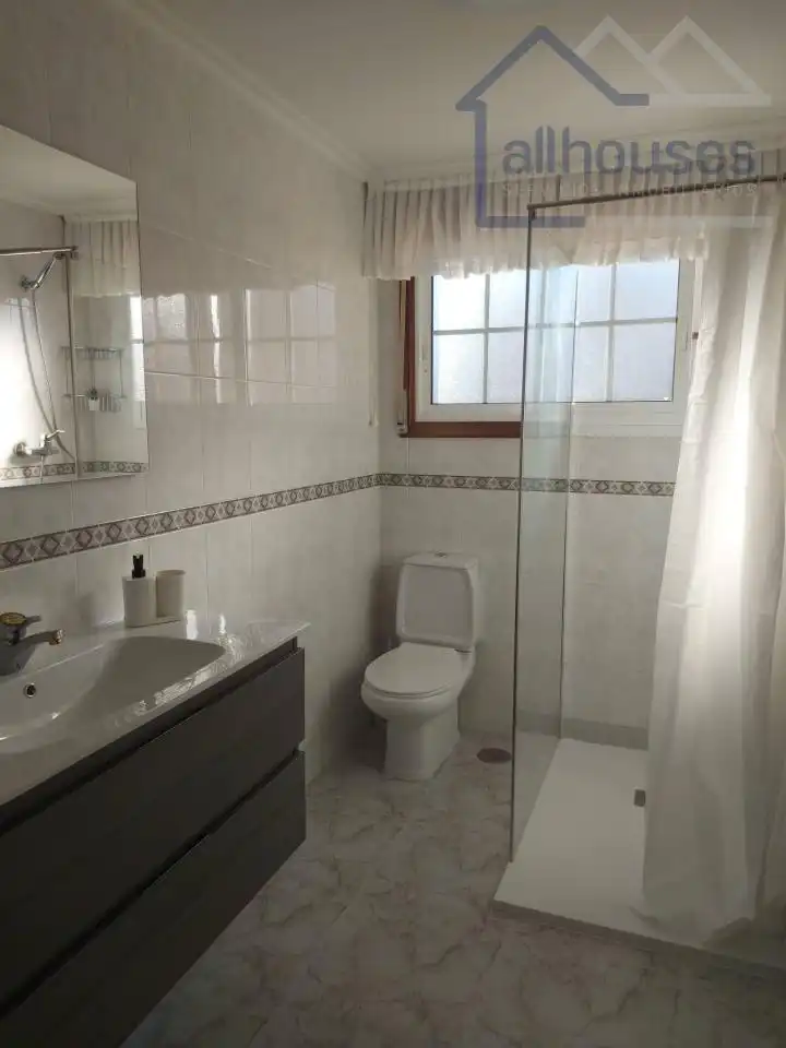 Baño de Casa o chalet de alquiler en Vigo  con Calefacción, Jardín privado y Trastero