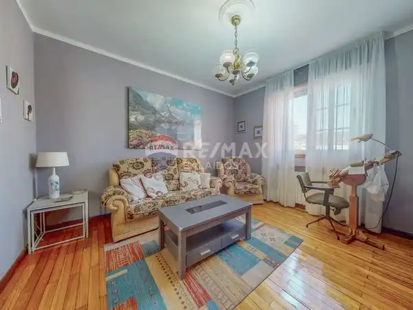 Sala d'estar de Casa o xalet en venda en Cangas  amb Calefacció, Jardí privat i Parquet