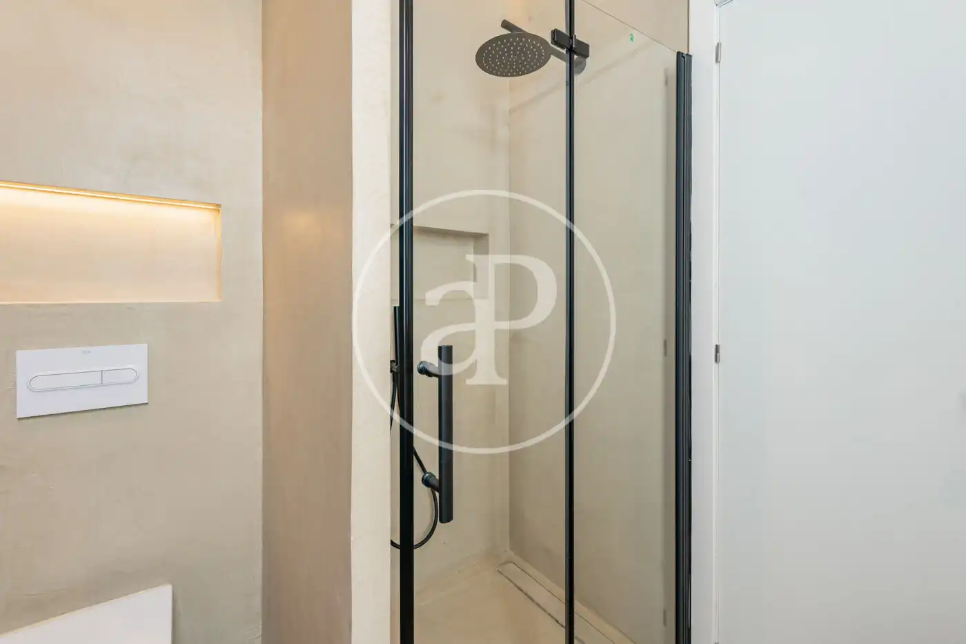 Bathroom of Flat for sale in Madrid  with Air Conditioner, Heating and Terrace