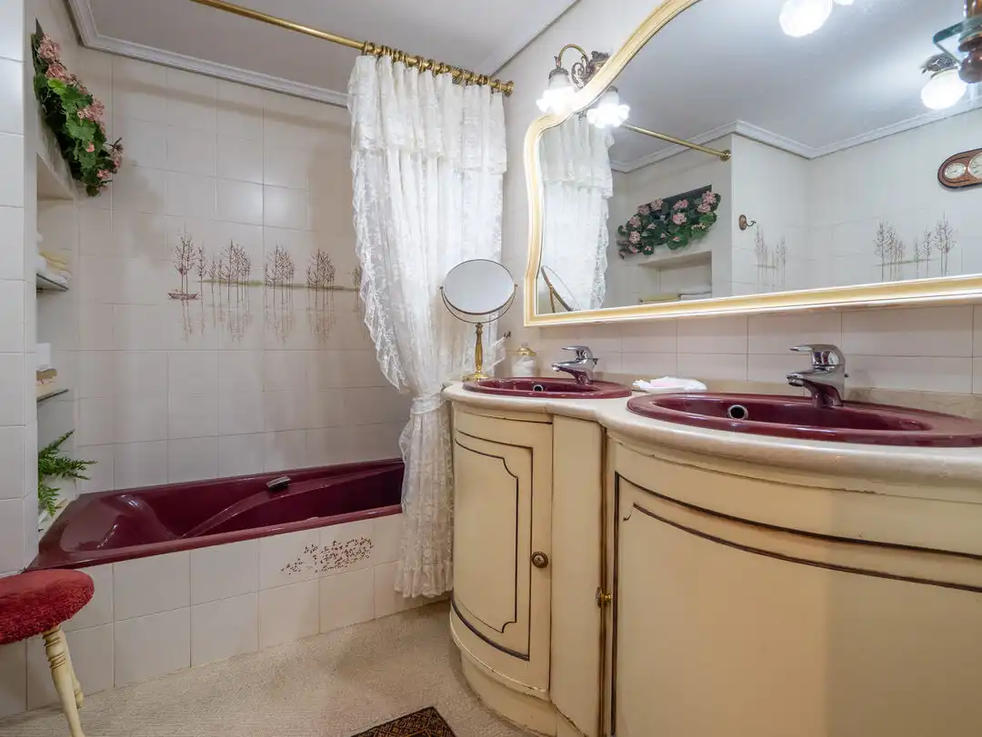 Badezimmer von Wohnung zum Verkauf in Zarautz mit Heizung, Privatgarten und Terrasse