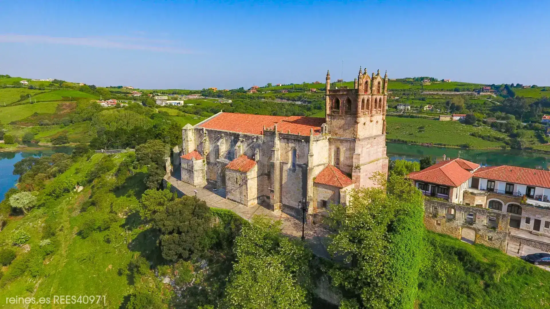 Vista exterior de Pis en venda en San Vicente de la Barquera, Cantabria