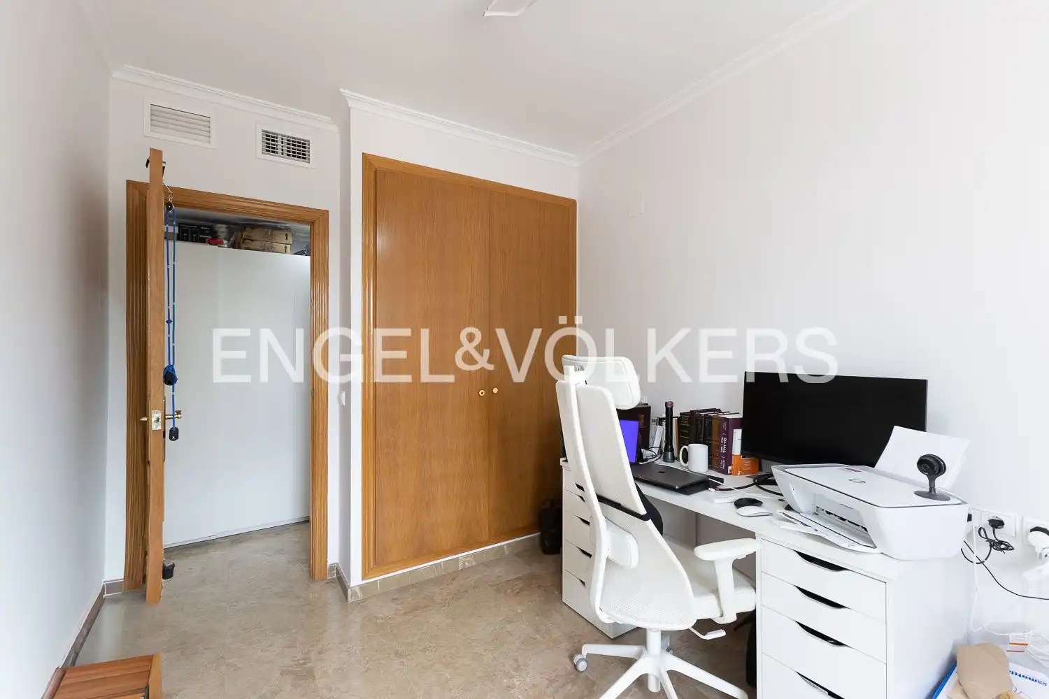 Wohnung zum Verkauf in Valencia mit Klimaanlage, Heizung und Privatgarten