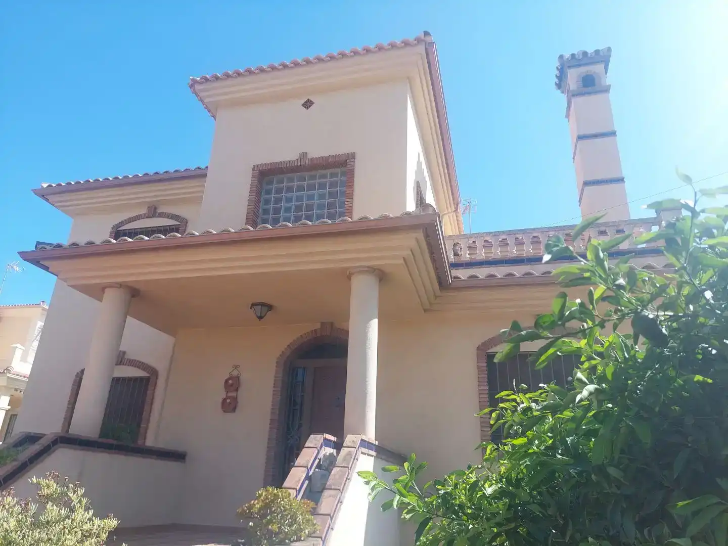 Vista exterior de Casa o xalet en venda en Torremolinos amb Aire condicionat, Piscina i Balcó