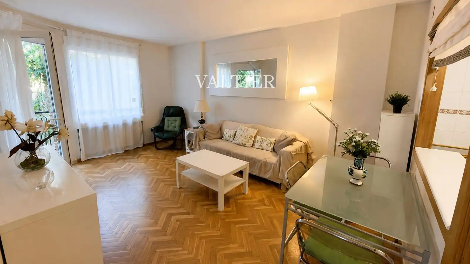 Living room of Flat for rent in Madrid  with Air Conditioner, Terrace and Furnished