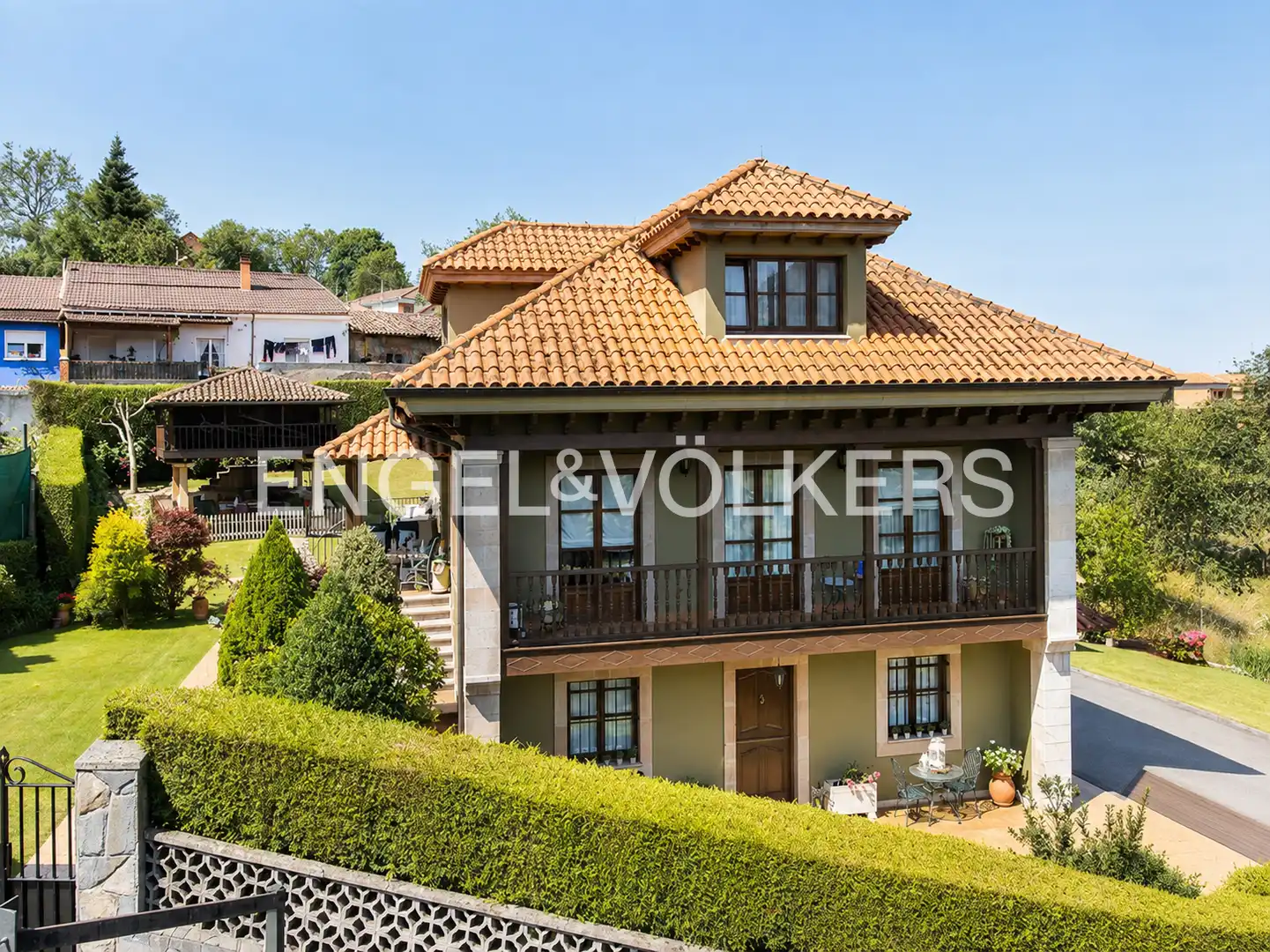 Vista exterior de Casa o xalet en venda en Oviedo  amb Calefacció, Jardí privat i Terrassa