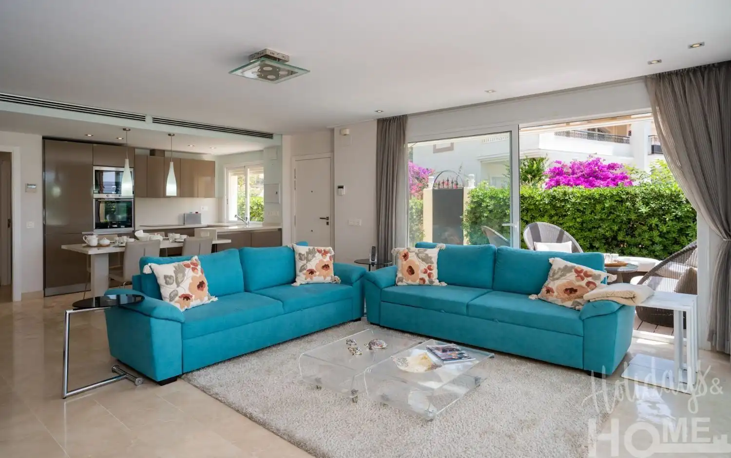 Sala d'estar de Pis de lloguer en Marbella amb Aire condicionat, Jardí privat i Terrassa
