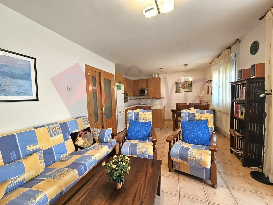 Sala d'estar de Casa adosada en venda en Galilea amb Calefacció, Jardí privat i Terrassa