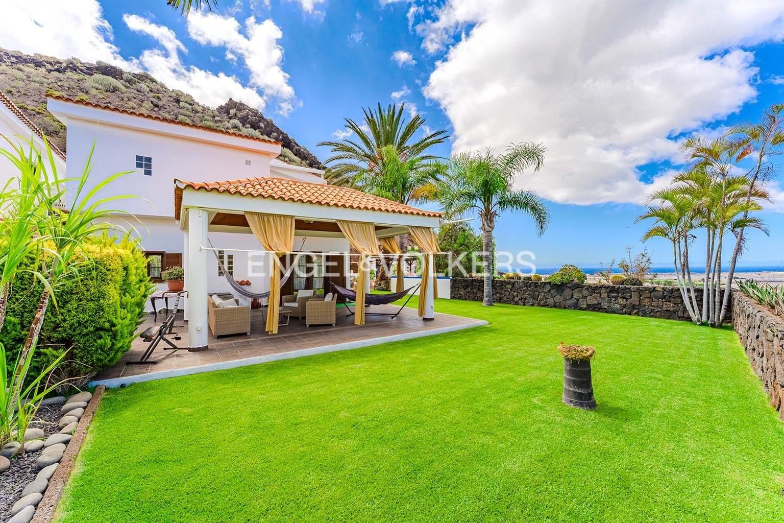 Vista exterior de Casa o xalet en venda en Arona amb Terrassa, Piscina i Moblat