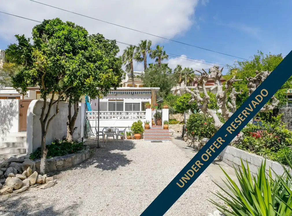 Außenansicht von Einfamilien-Reihenhaus zum Verkauf in El Campello mit Klimaanlage, Privatgarten und Terrasse