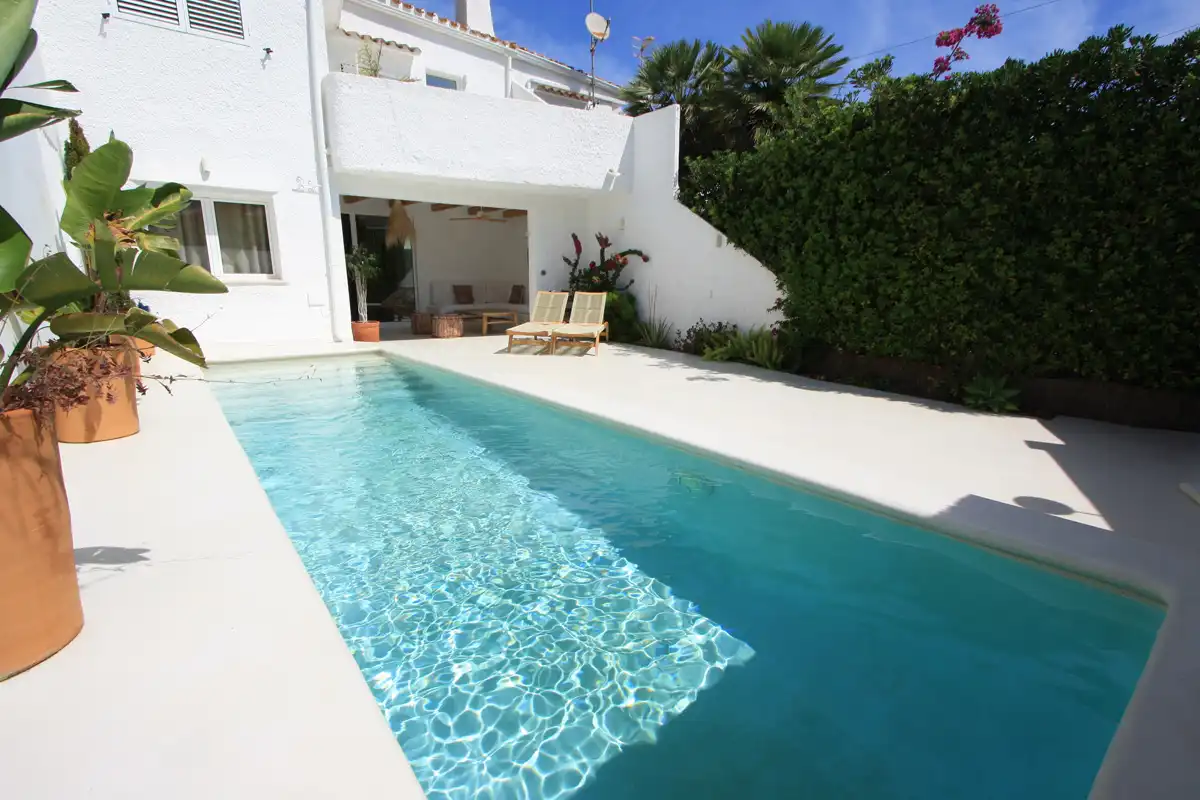 Piscina de Casa adosada en venta en Dénia con Jardín privado y Alarma