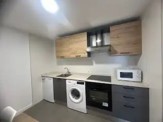 Cuina de Apartament de lloguer en León Capital  amb Calefacció, Parquet i Terrassa