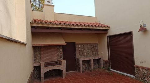 Amplia vivienda de 3 plantas junto a parques, guardería y estación de Renfe