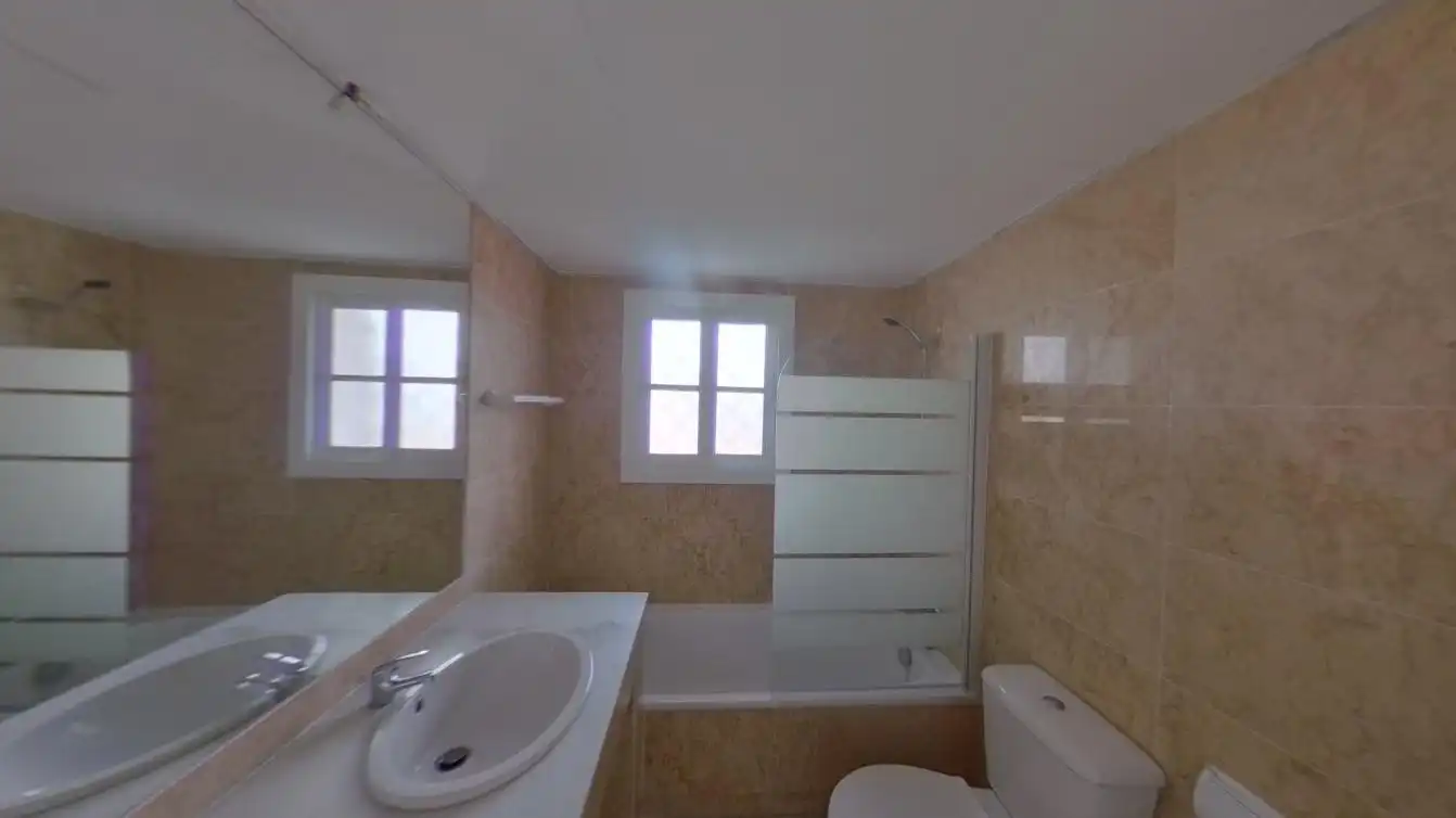 Bany de Casa adosada en venda en Estepona amb Aire condicionat i Piscina
