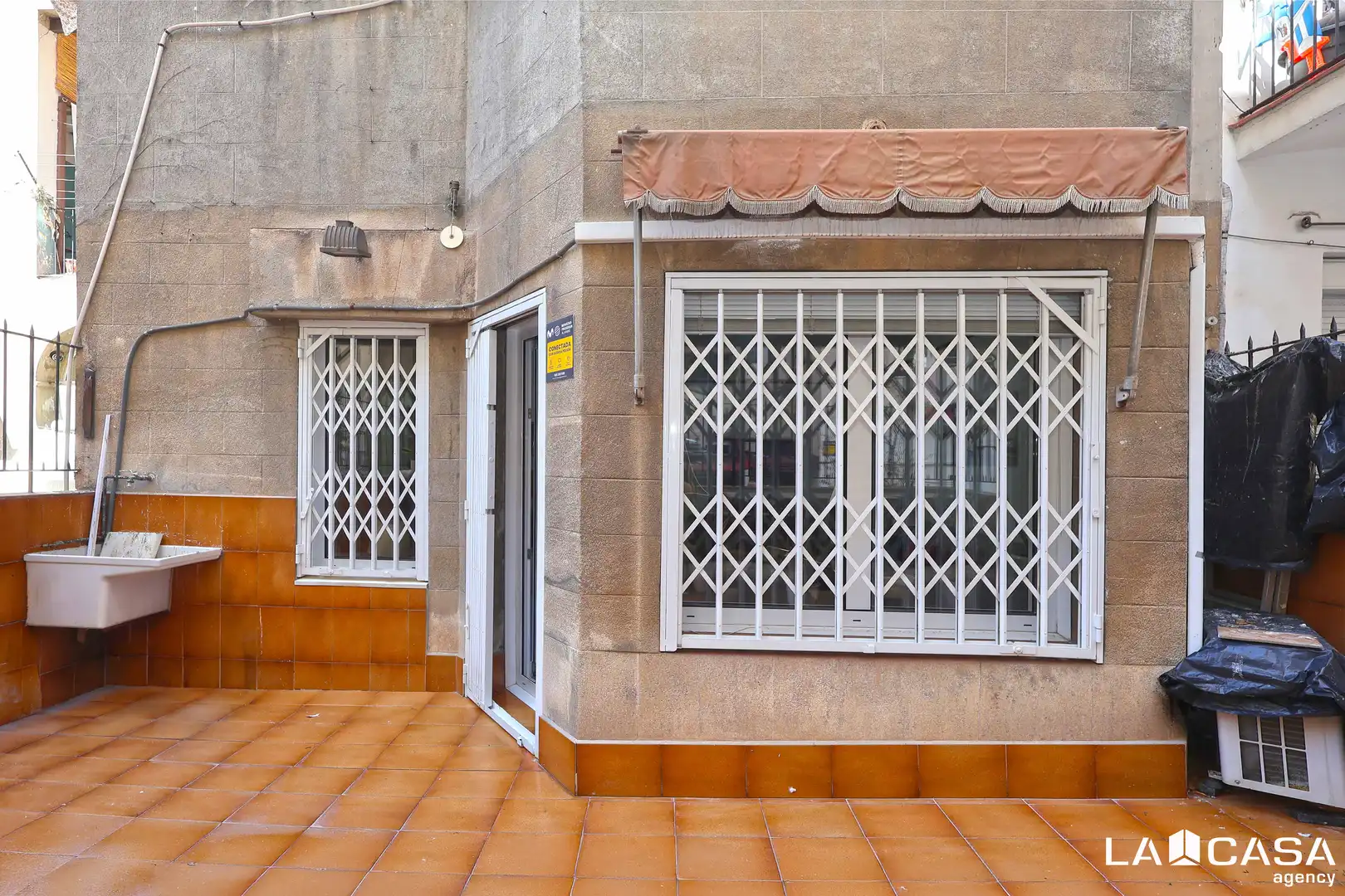 Vista exterior de Piso en venta en Barcelona con Calefacción, Terraza y Balcón