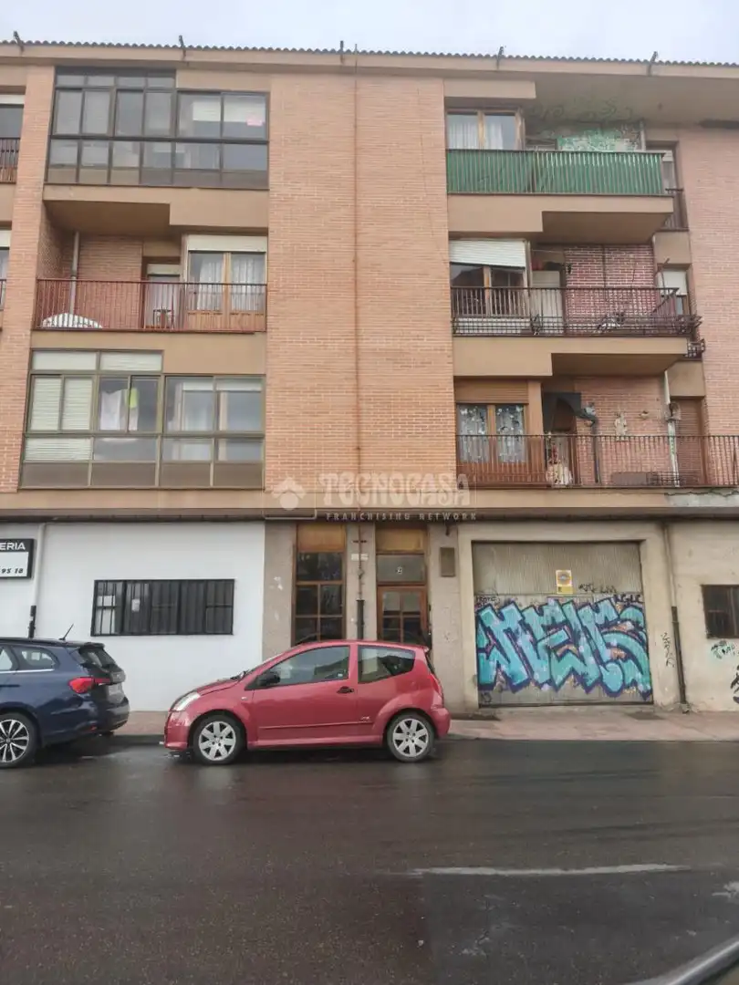 Vista exterior de Piso en venta en La Bañeza  con Calefacción, Terraza y Trastero