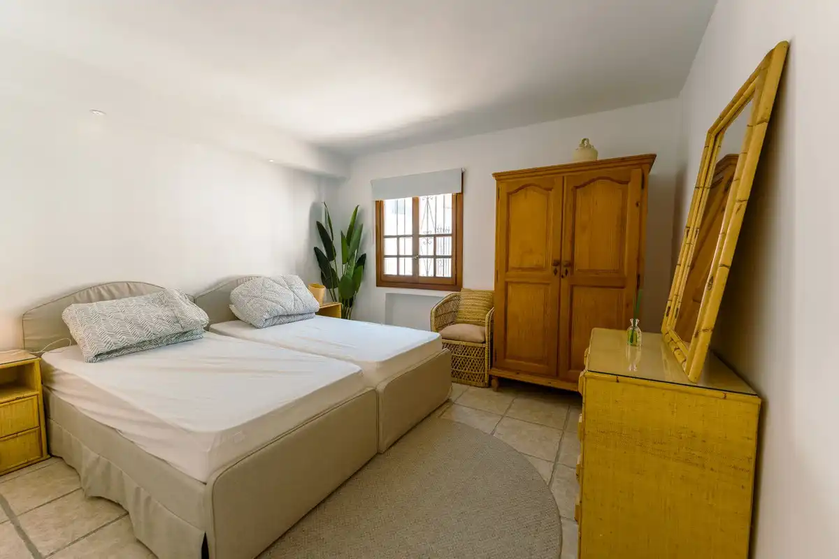 Dormitori de Casa adosada de lloguer en Marbella amb Piscina comunitària