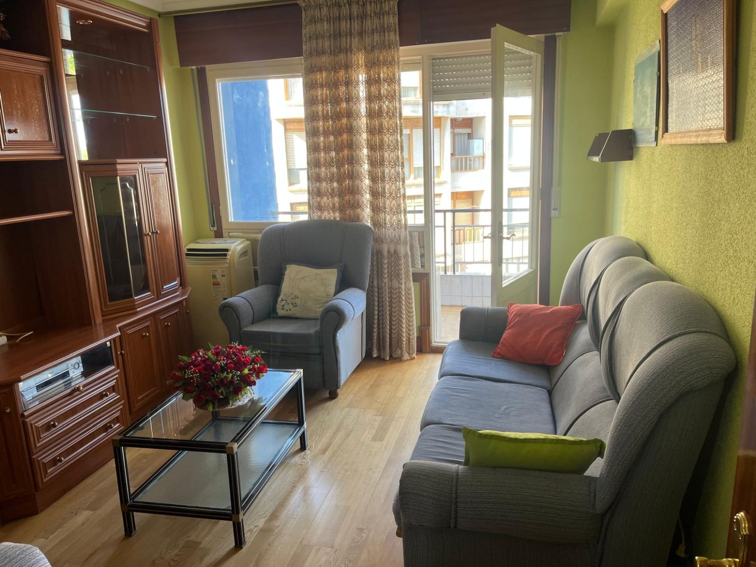 Sala d'estar de Pis en venda en Colindres amb Parquet i Terrassa
