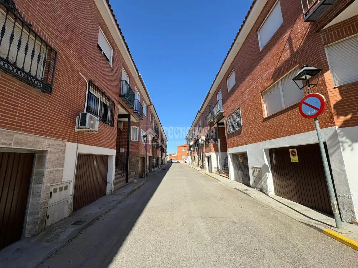 Vista exterior de Casa adosada en venta en Yepes con Calefacción