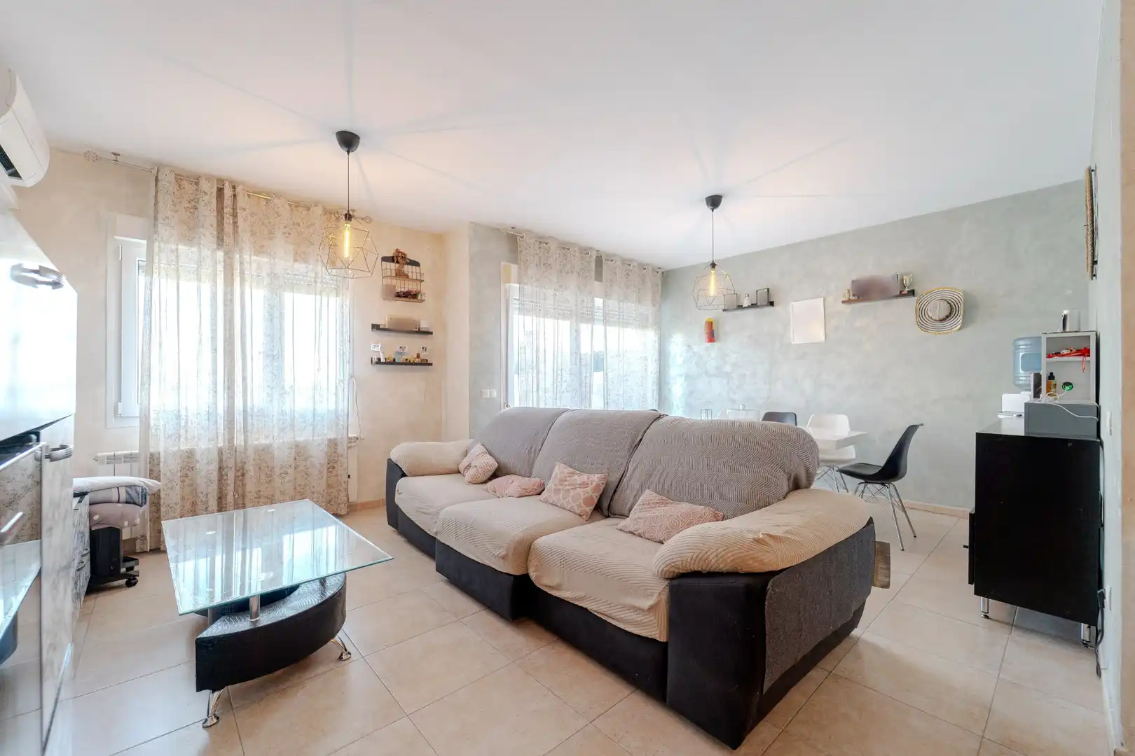 Sala d'estar de Casa adosada en venda en Casarrubios del Monte amb Aire condicionat, Calefacció i Moblat