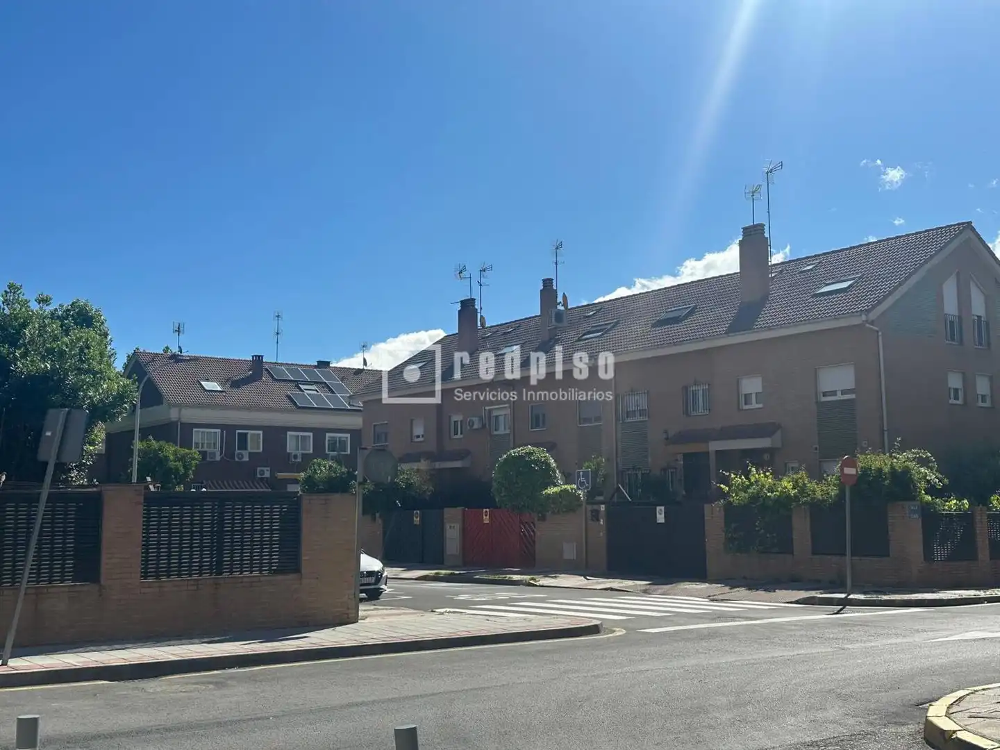Vista exterior de Casa o xalet en venda en Azuqueca de Henares amb Aire condicionat, Calefacció i Jardí privat