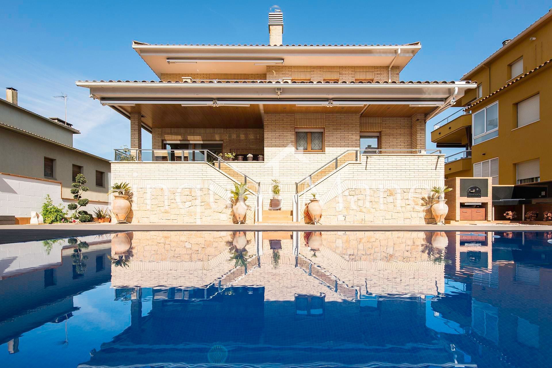 Vista exterior de Casa o xalet en venda en Banyoles amb Aire condicionat, Calefacció i Jardí privat