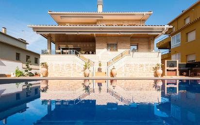 Vista exterior de Casa o xalet en venda en Banyoles amb Aire condicionat, Terrassa i Piscina