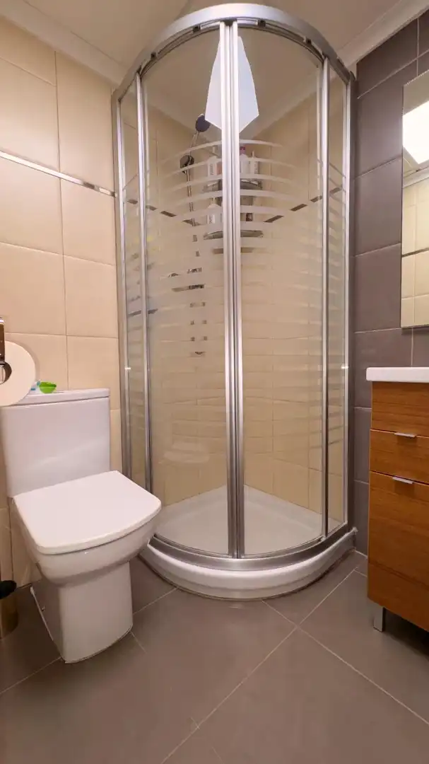 Badezimmer von Wohnung zur Miete in Santa Pola mit Klimaanlage, Abstellraum und Möbliert