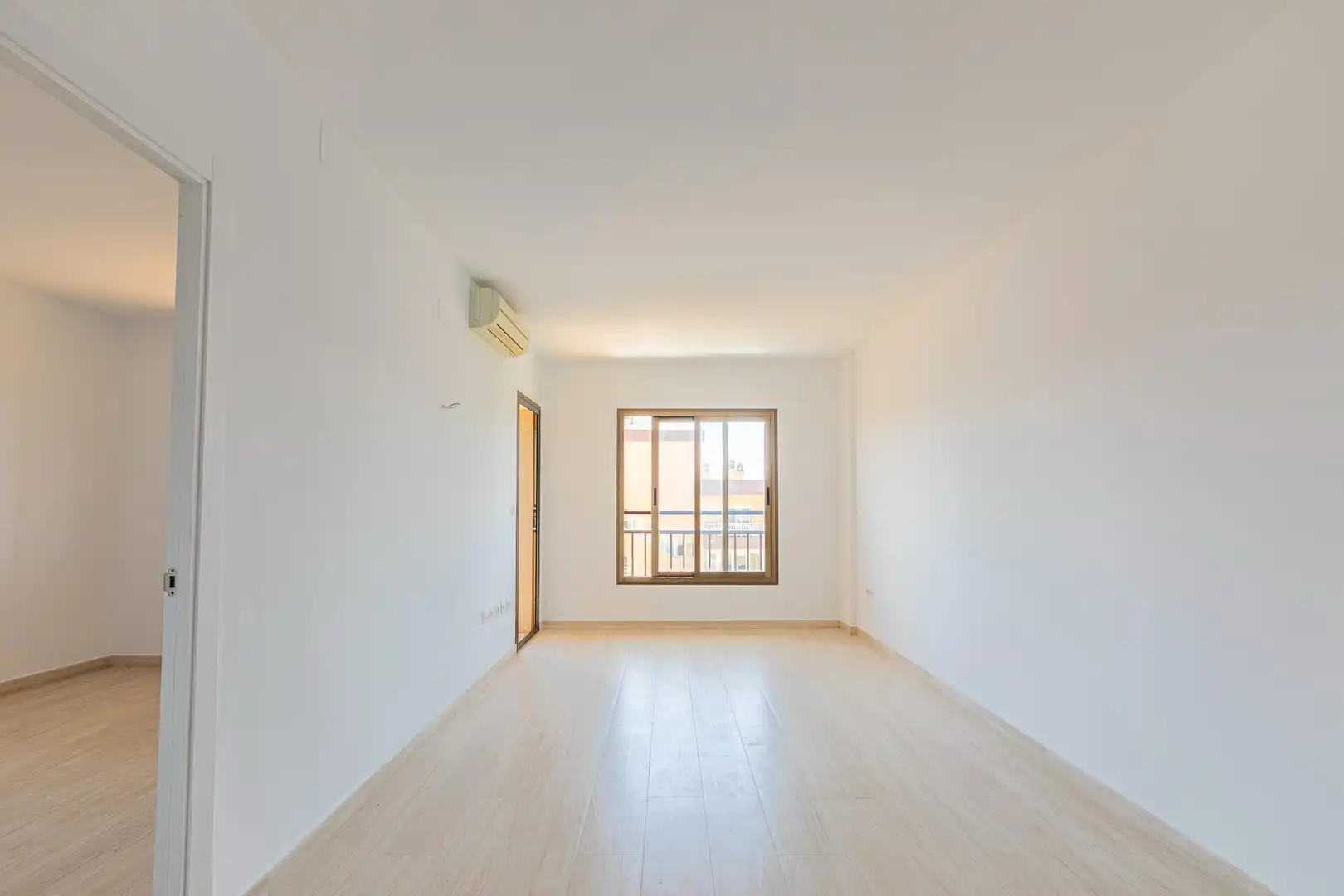 Schlafzimmer von Wohnungen zum Verkauf in Fuengirola mit Klimaanlage, Terrasse und Gemeinschaftspool