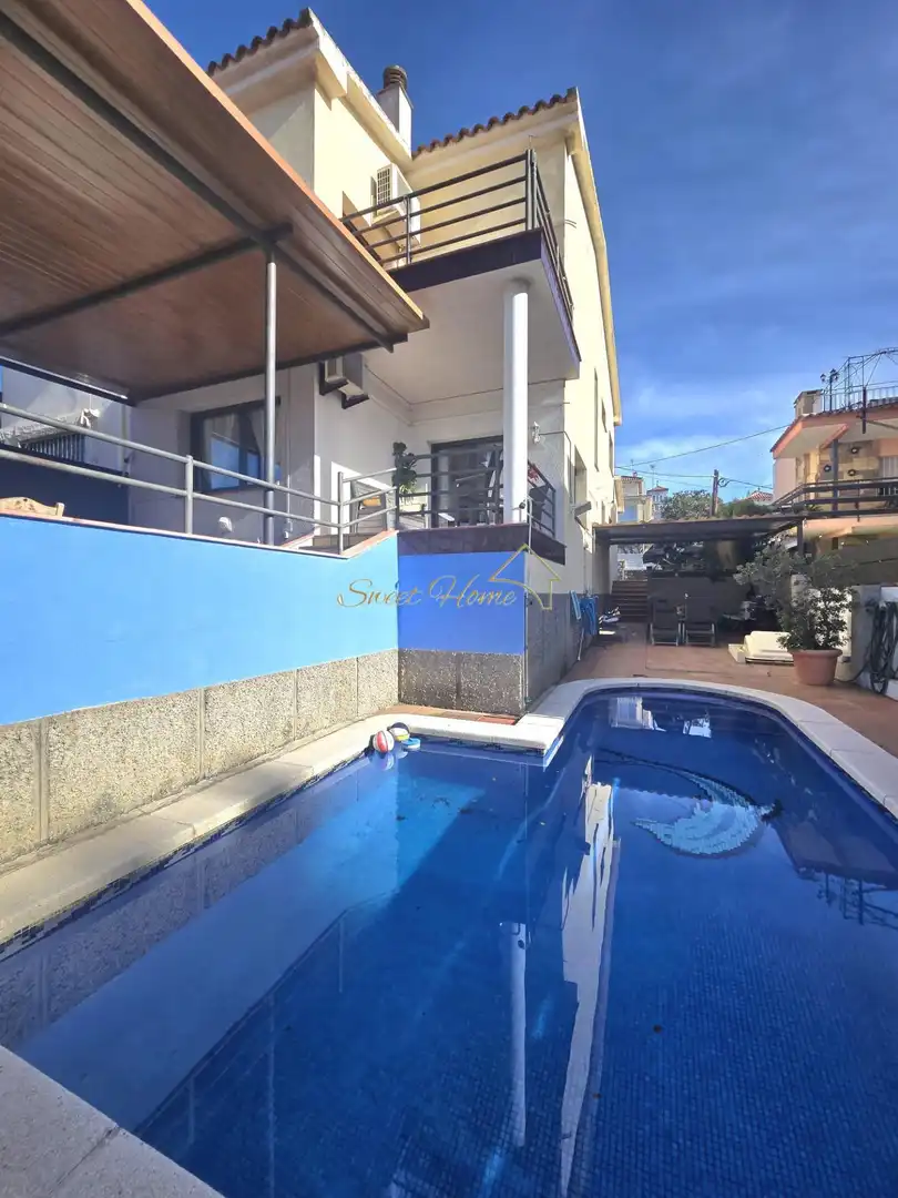 Piscina de Casa o chalet en venta en El Masnou con Aire acondicionado, Calefacción y Jardín privado