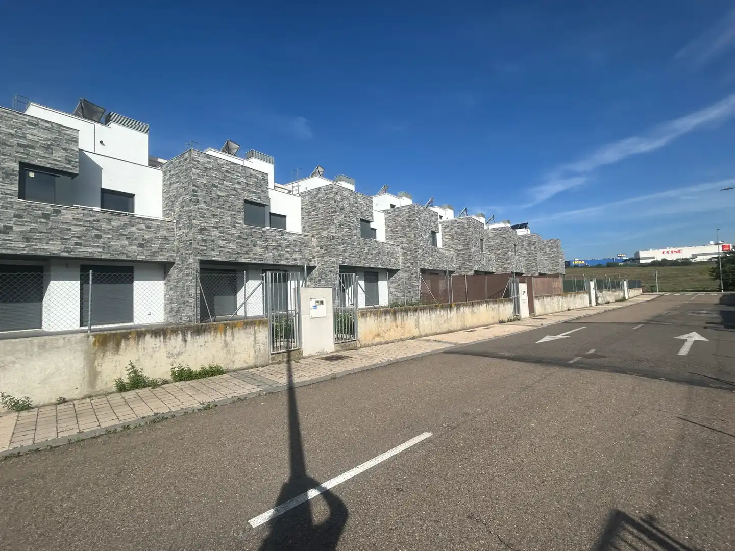 Außenansicht von Einfamilien-Reihenhaus zum Verkauf in Arroyo de la Encomienda mit Heizung, Terrasse und Abstellraum