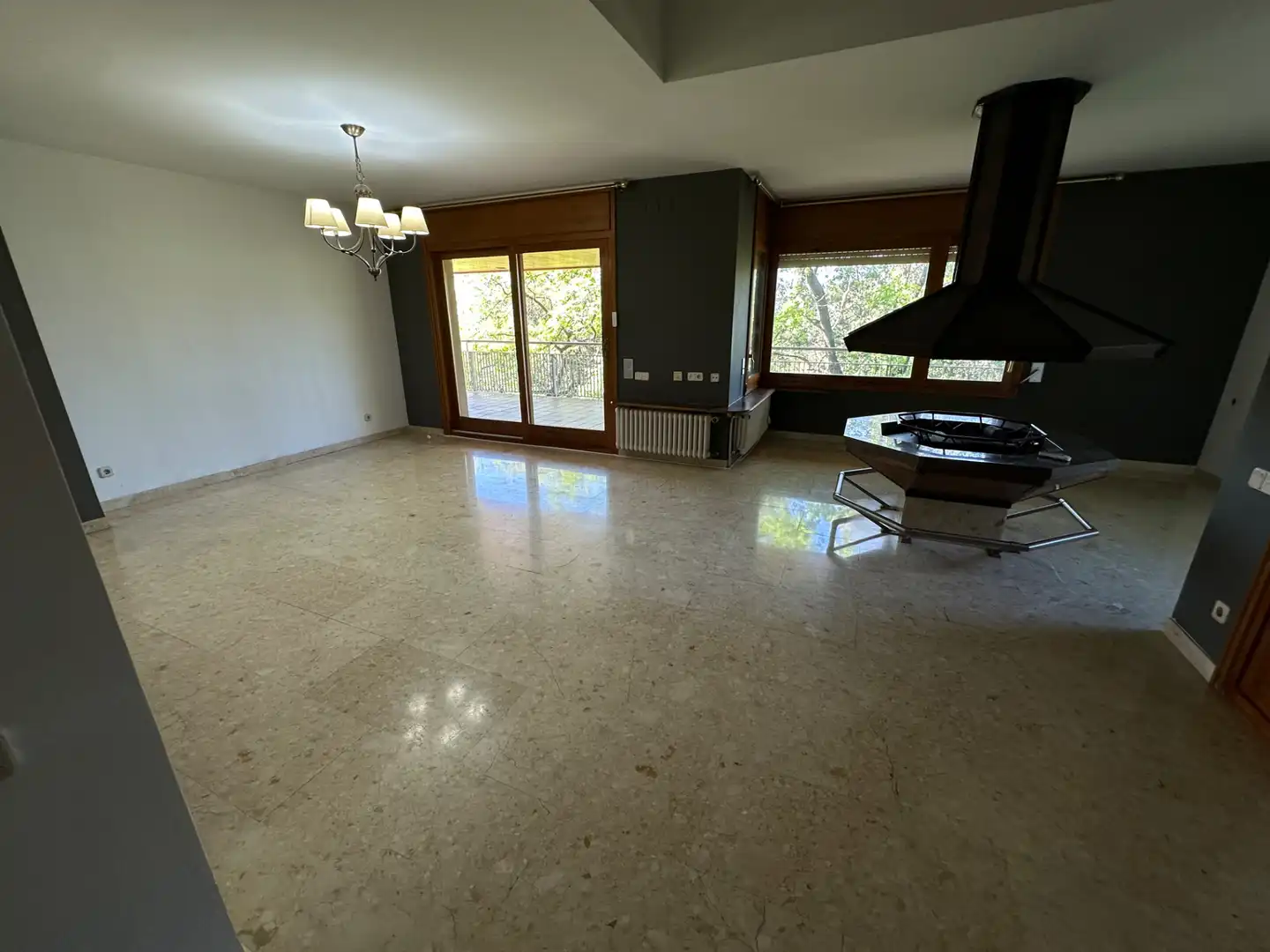Sala d'estar de Casa o xalet en venda en Matadepera amb Jardí privat, Terrassa i Moblat