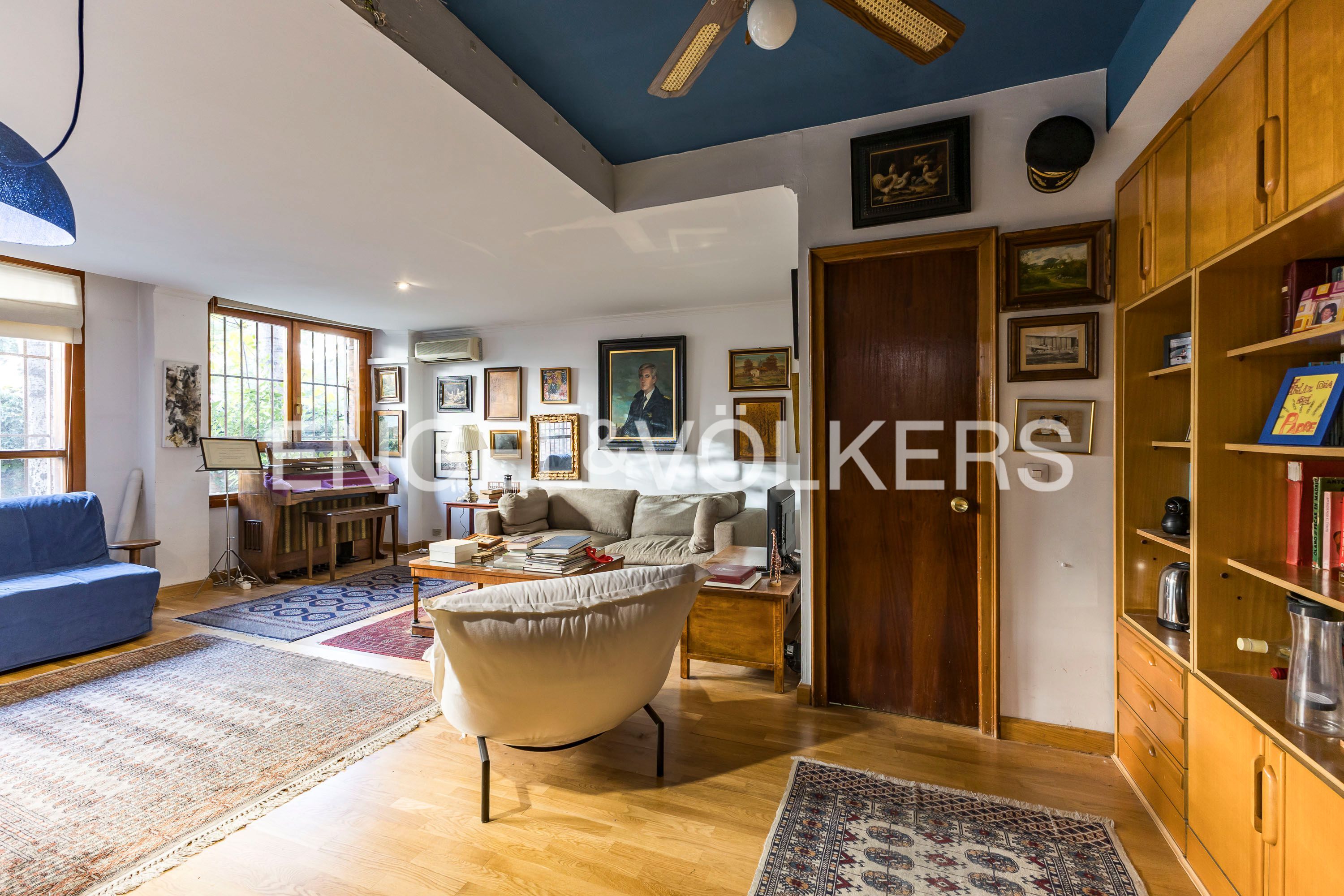 Living room of Apartment for sale in  Madrid Capital  with Heating, Private garden and Swimming Pool