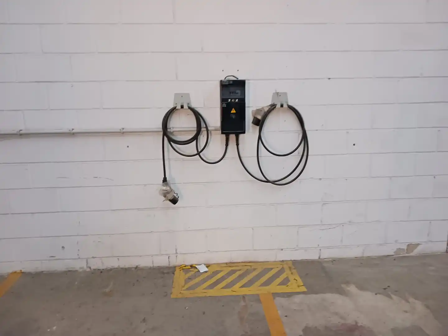 Parkplatz von Fabrikhallen zur Miete in Larache