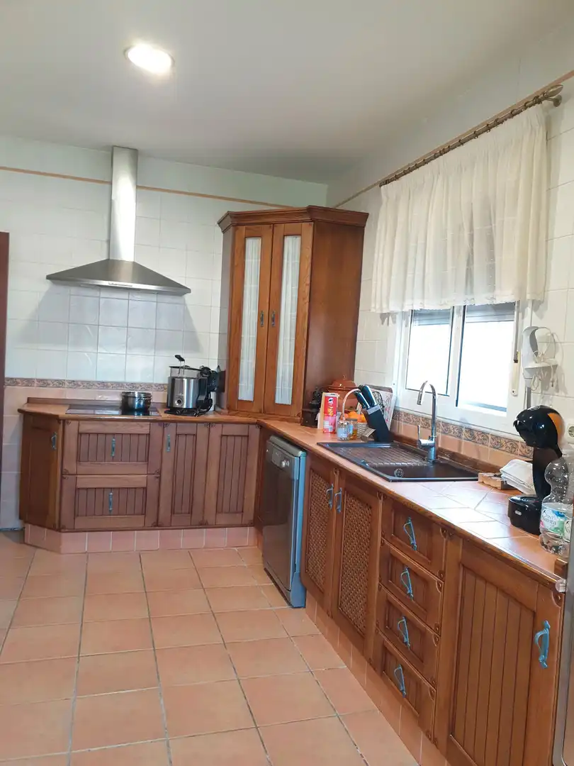 Cuina de Casa o xalet en venda en Chiclana de la Frontera amb Aire condicionat, Calefacció i Jardí privat