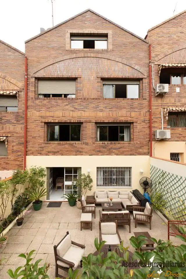 Außenansicht von Einfamilien-Reihenhaus zum Verkauf in Madrid mit Klimaanlage, Heizung und Privatgarten