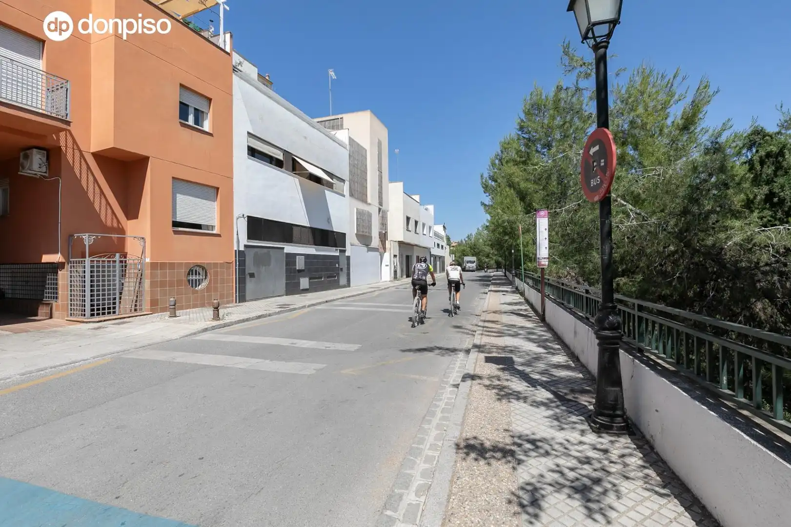 Vista exterior de Casa adosada en venta en Granada con Aire acondicionado, Calefacción y Terraza