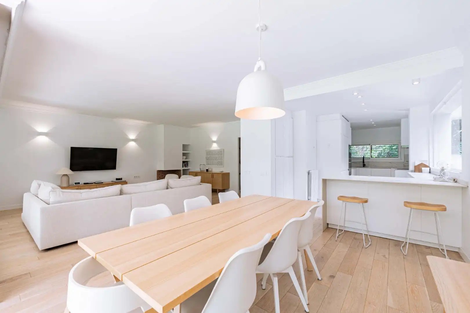 Casa aparellada amb piscina de lloguer a Urbanización Este - Montepríncipe