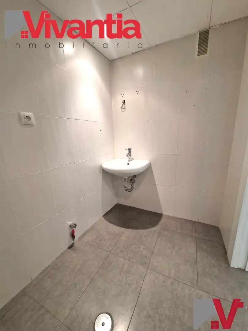 Baño de Oficina de alquiler en Lorca con Aire acondicionado