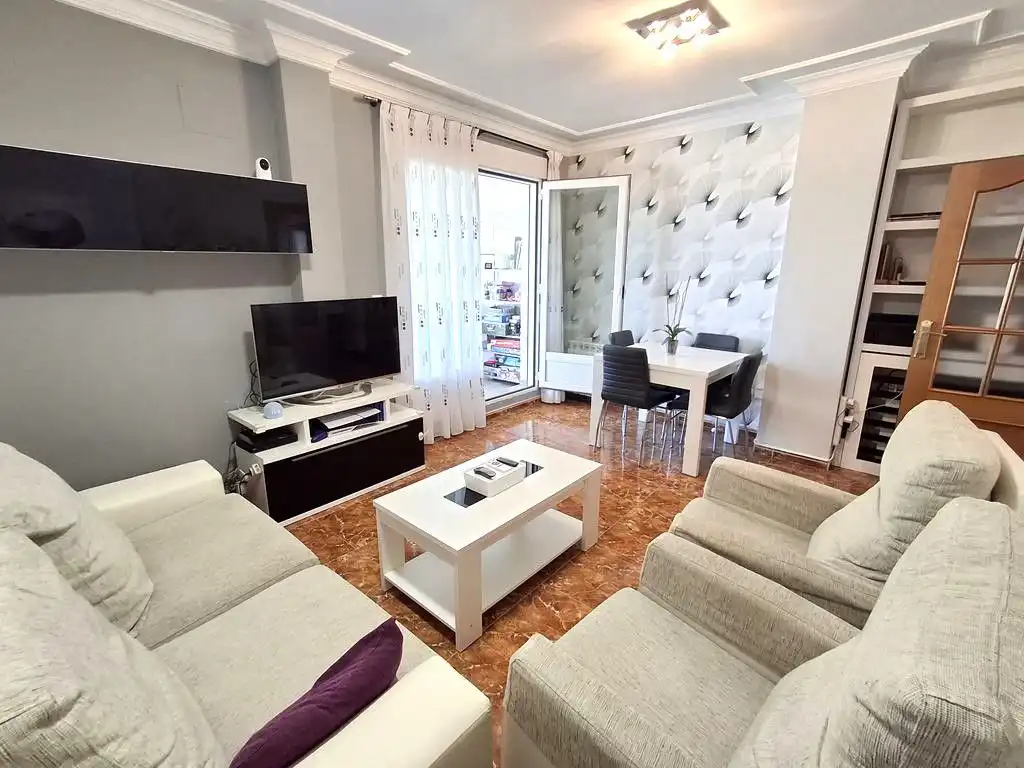 Sala de estar de Ático en venta en La Roda con Calefacción, Terraza y Trastero