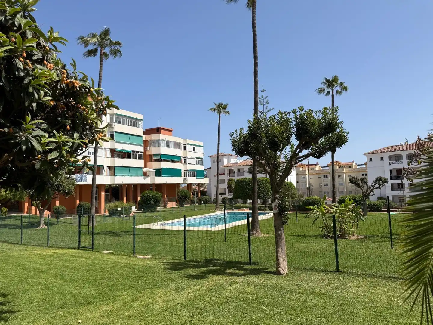 Vista exterior de Piso en venta en Torremolinos con Terraza y Piscina comunitaria