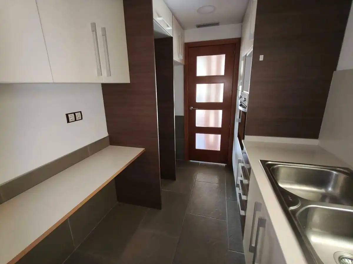 Flat with terrace for sale in Zona Hospital, imagen 3