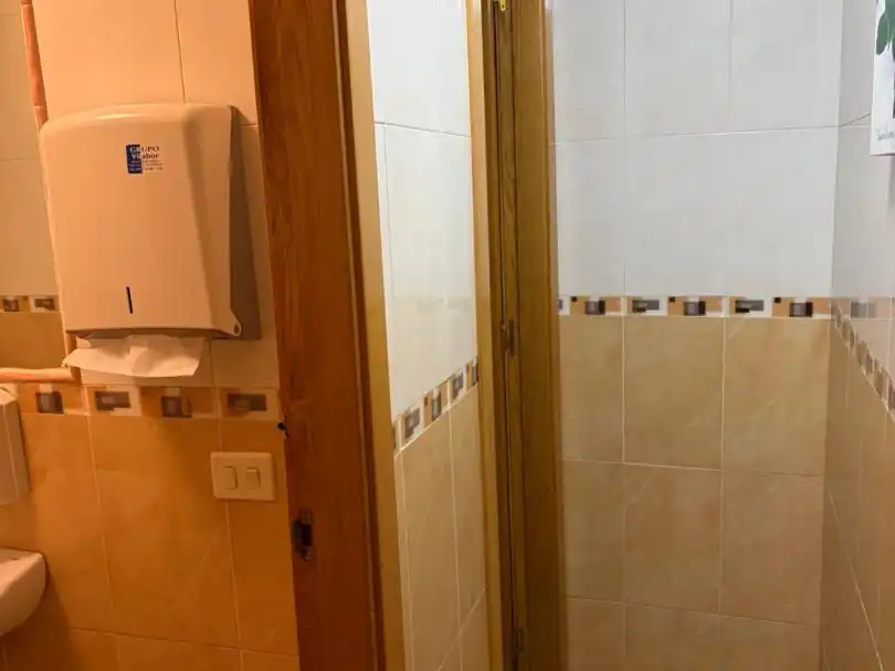Badezimmer von Geschaftsraum zur Miete in Burela mit Internet und Alarm
