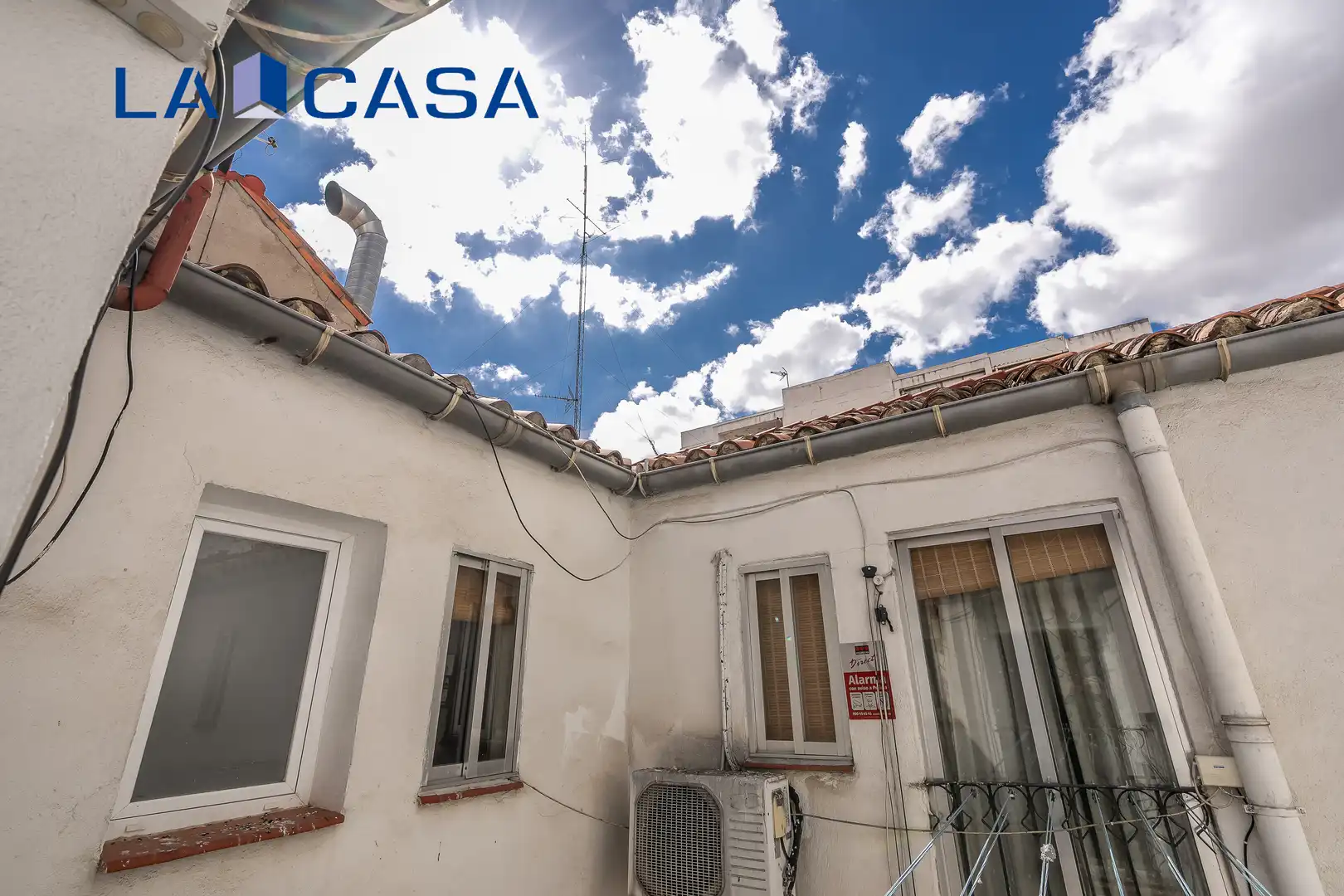 Vista exterior de Pis en venda en Madrid amb Calefacció