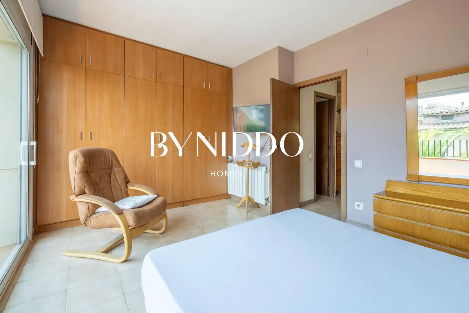 Habitación de Casa adosada en venta en Sant Cugat del Vallès con Aire acondicionado, Calefacción y Jardín privado